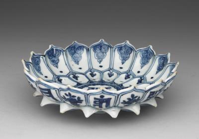 图片[2]-Lotus-petal dish with Sanskrit script in underglaze blue, Ming dynasty, Wanli reign (1573-1620)-China Archive